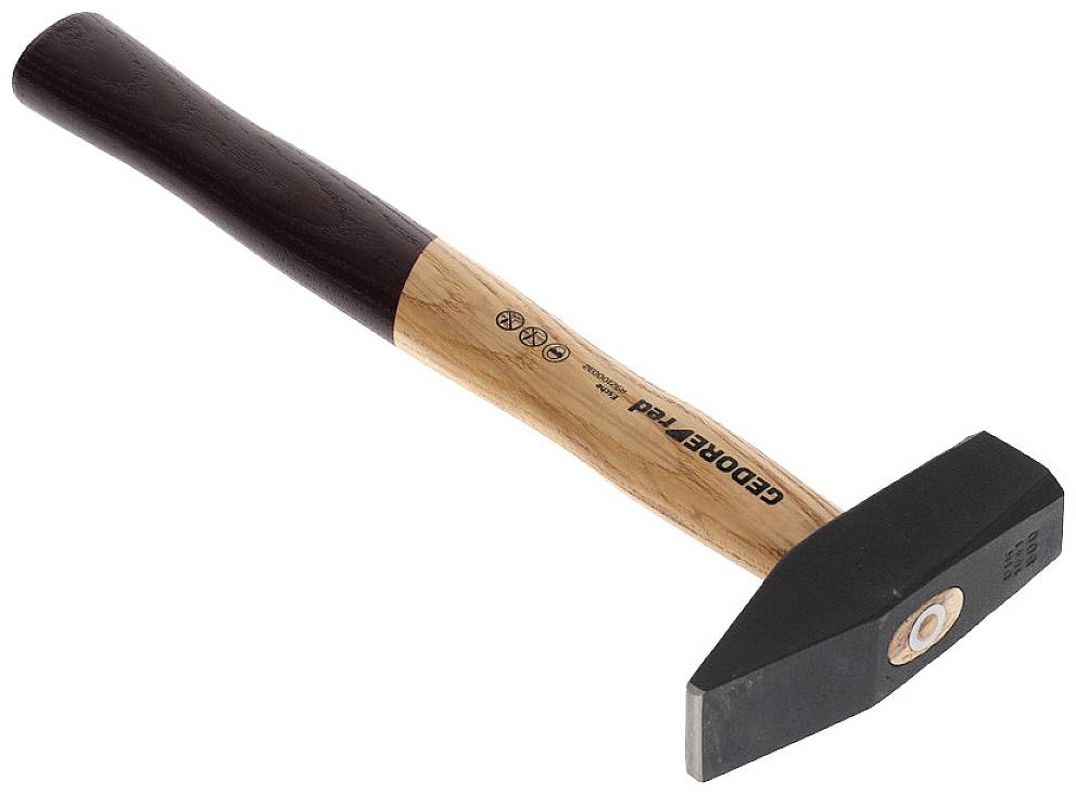 Młotek ciesielski z drewnianym uchwytem i metalową główką, odpowiedni do prac rzemieślniczych.