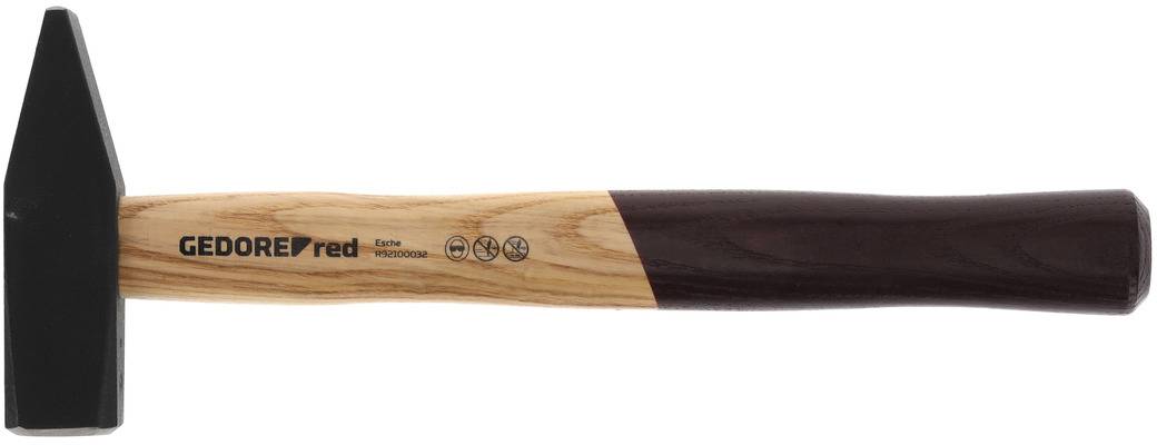 Młotek z drewnianą rękojeścią i czarną, lakierowaną główką. Główka młotka posiada płaską powierzchnię uderzeniową oraz ostry koniec.