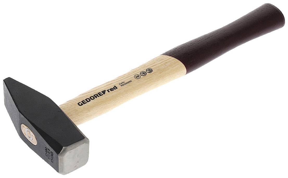 Młotek z drewnianą rękojeścią i czarną główką; na rękojeści wydrukowana jest nazwa marki 'GEDORE red'.