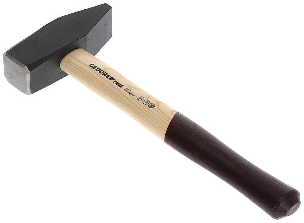 Młotek z prostokątną, czarną główką i drewnianą rączką. Głowica posiada ostry i płaski fragment.