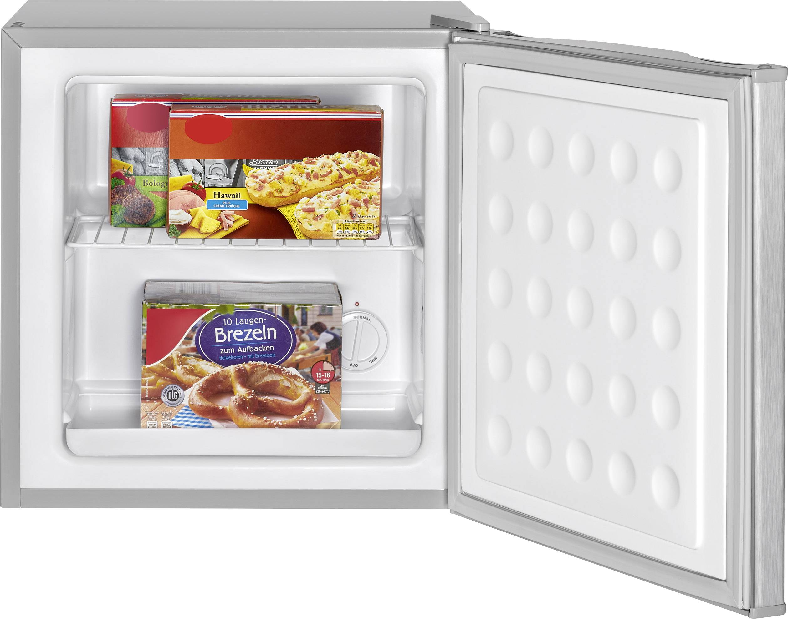 Otwarty zamrażalnik pokazuje dwie półki. Na górnej półce leży opakowanie pizzy i truskawek. Na dolnej półce znajduje się opakowanie precli.