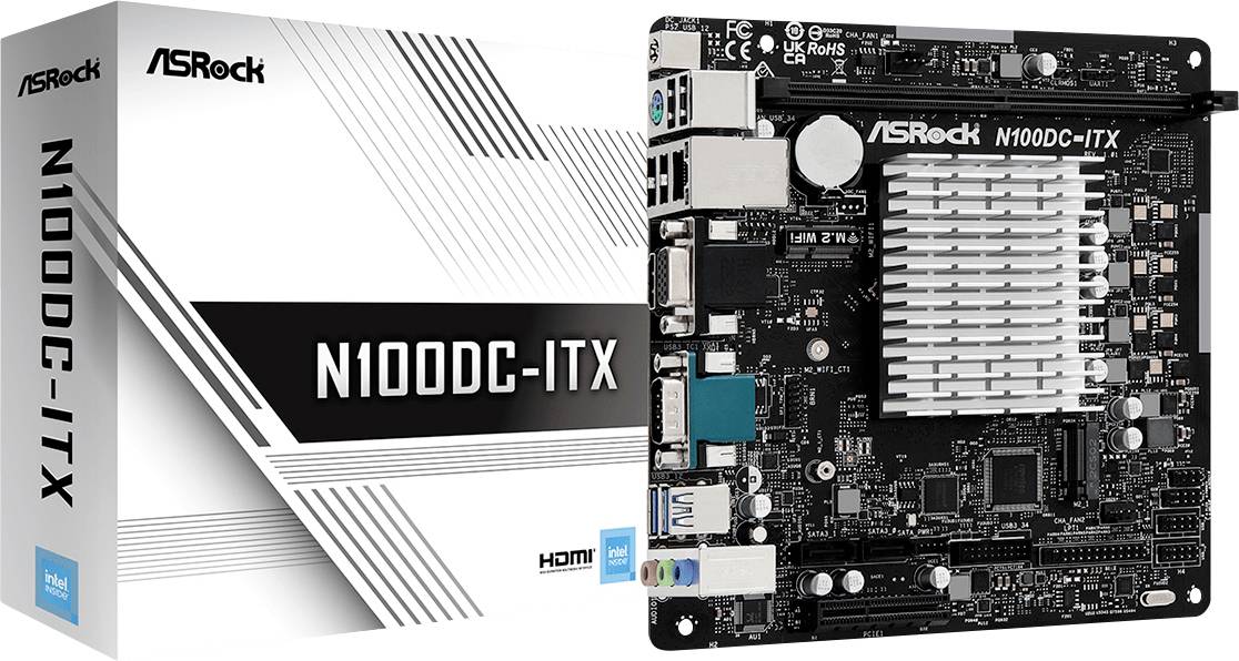 Obok opakowania przedstawiono płytę główną ASRock N100DC-ITX. Na płycie głównej widoczne są różne złącza i duży radiator.