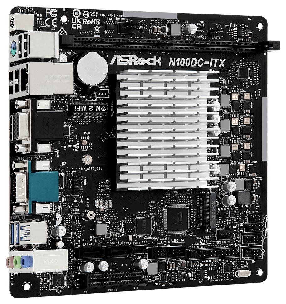Płyta główna ASRock N100DC-ITX z różnymi złączami i dużym radiatorem pośrodku.