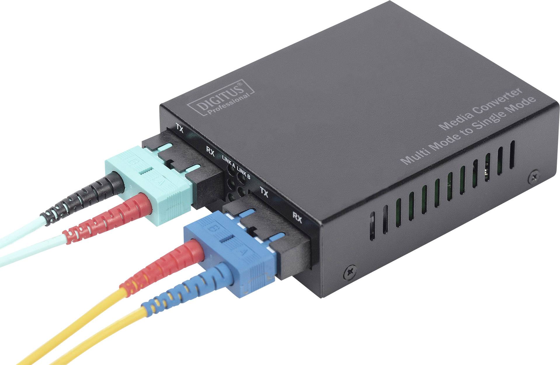 Czarny konwerter mediów z podłączonymi kablami w różnych kolorach. Napis: 'DIGITUS. Konwerter mediów. Multimode do Singlemode.'