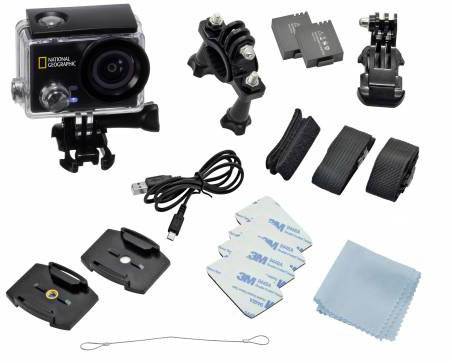 Kamera i zestaw akcesoriów: Kamera sportowa z różnymi uchwytami, kabel USB, baterie, zestaw czyszczący oraz mocowania klejące.