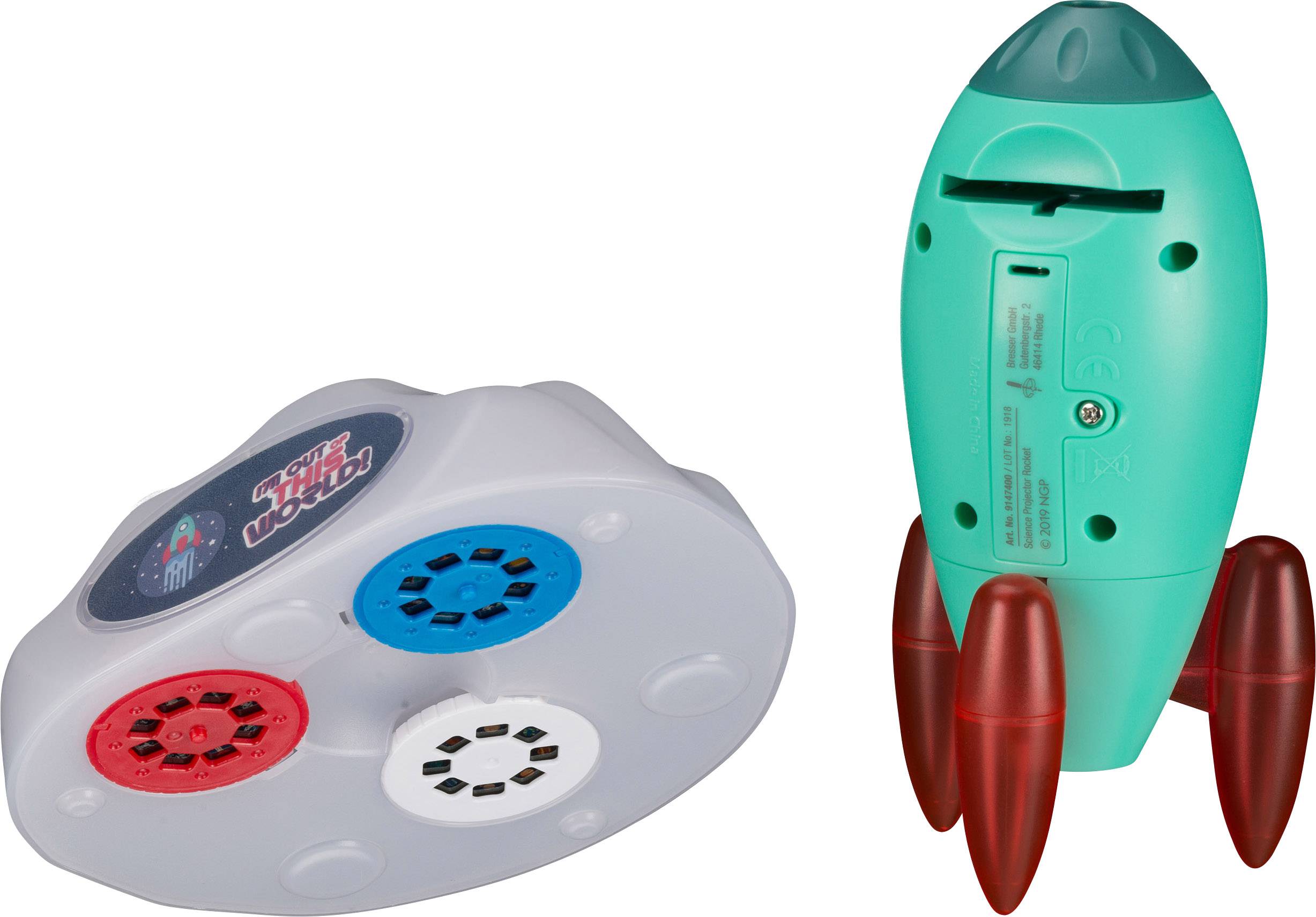 Niebieska zabawkowa rakota kosmiczna z czerwonymi silnikami stoi pionowo obok białej, płaskiej podstawy z dwoma kolorowymi głośnikami.