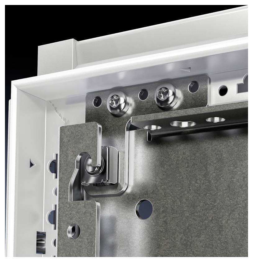 Zbliżenie złącza metalowego na obudowie elektrycznej. Widoczne są śruby mocujące złącze.