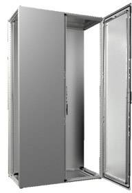 Otwarty, szary szafka metalowa z jednym skrzydłem, przeznaczona do zastosowań informatycznych lub elektrotechnicznych, prezentuje pusty wnętrze.