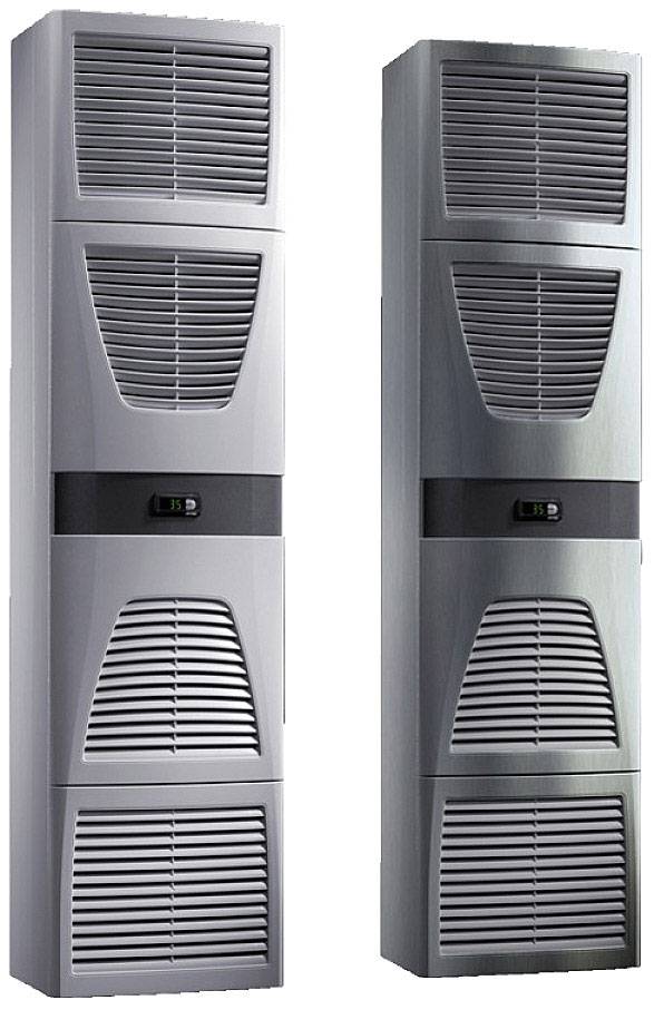 Dwa pionowe klimatyzatory obok siebie, w kolorze szarym, z poziomymi otworami wentylacyjnymi i małym wyświetlaczem pośrodku.