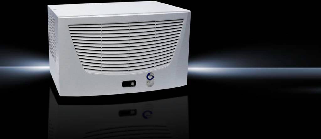 Biały oczyszczacz powietrza z wzorem kratki stoi na czarnym tle. W lewym dolnym rogu znajduje się mały panel sterowania.