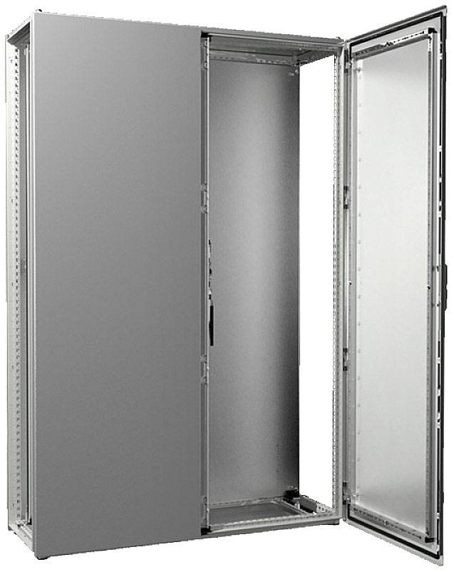 Szara, otwarta szafa sterownicza z uchyloną drzwiczkami, przeznaczona do zastosowań przemysłowych, służąca do montażu elementów elektrycznych.