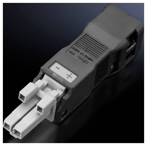 Czarno-szary adapter wtyczki sprzęgłowej, oznaczony symbolami '+' i '-', sfotografowany od strony styków, na ciemnym tle.