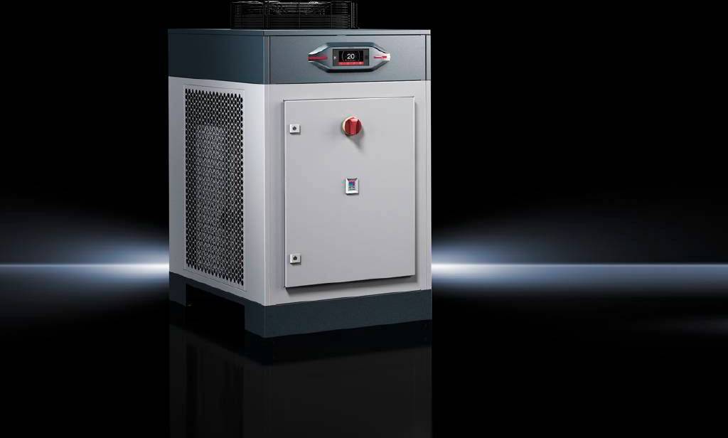 'Urządzenie chłodnicze z cyfrowym wyświetlaczem na czarnym tle. Duża kratka wentylacyjna z boku oraz czerwony pokrętło na przedniej stronie drzwiczek.'