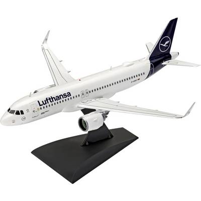 Miniaturowy model samolotu Lufthansy w skali 1:200 na czarnym stojaku, prezentujący typowy projekt samolotu pasażerskiego.