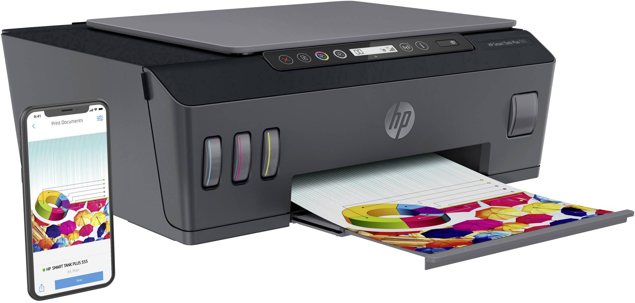 Drukarka drukuje kolorowy dokument. Obok leży smartfon wyświetlający zlecenie wydruku.