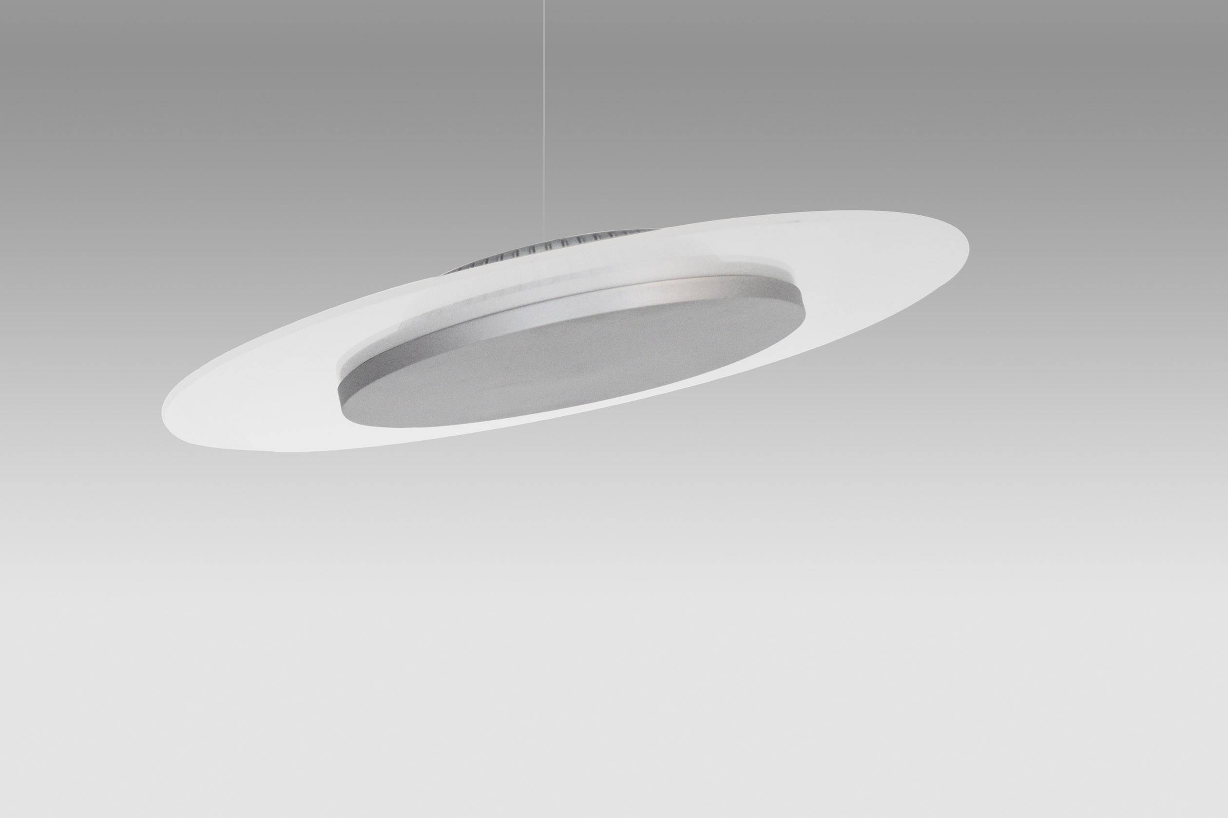 Okrągła, nowoczesna lampa sufitowa z płaską, srebrną częścią środkową i białym obrzeżem, zawieszona na szarym tle.