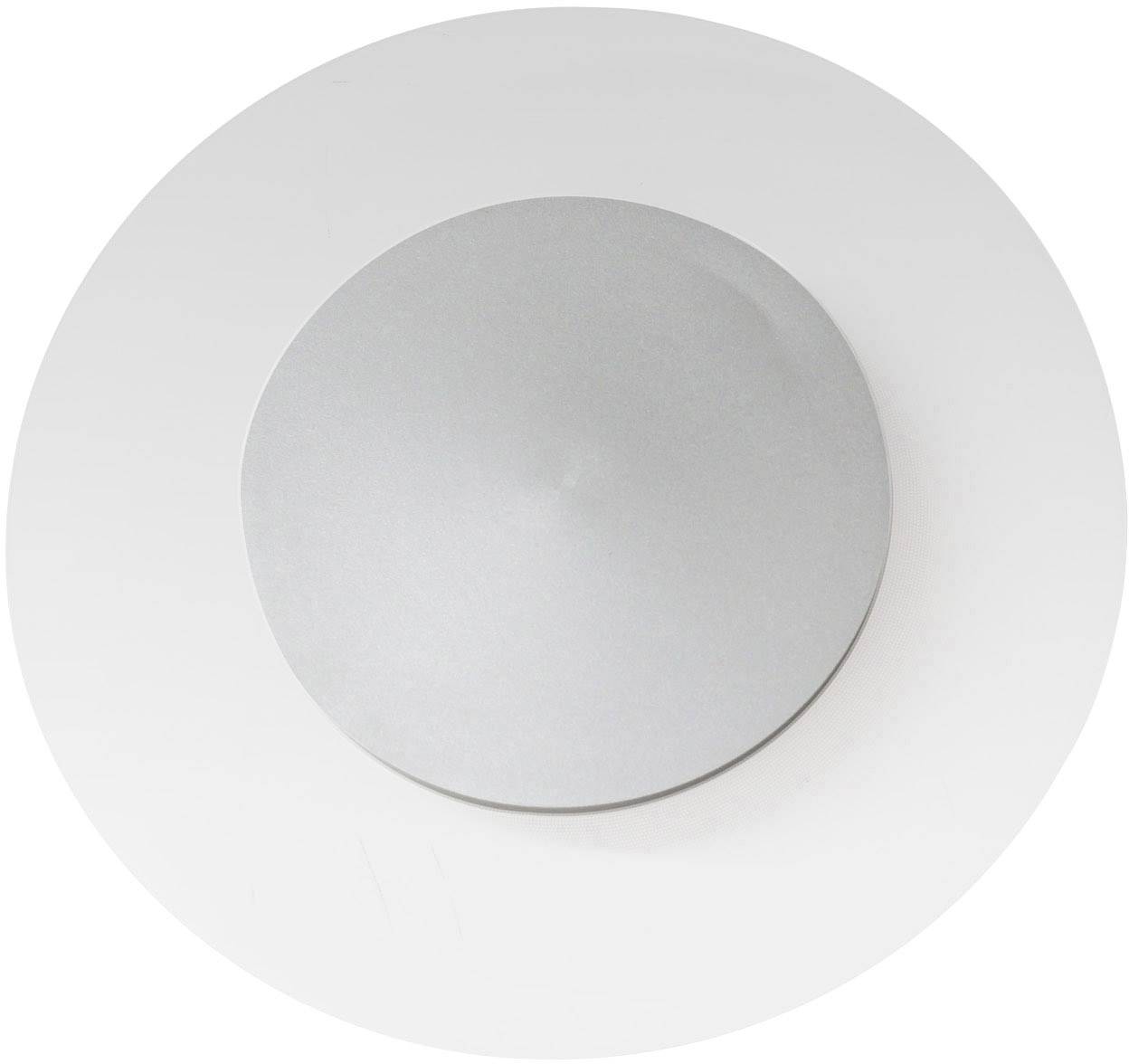 Srebrny metalowy guzik na białym tle.