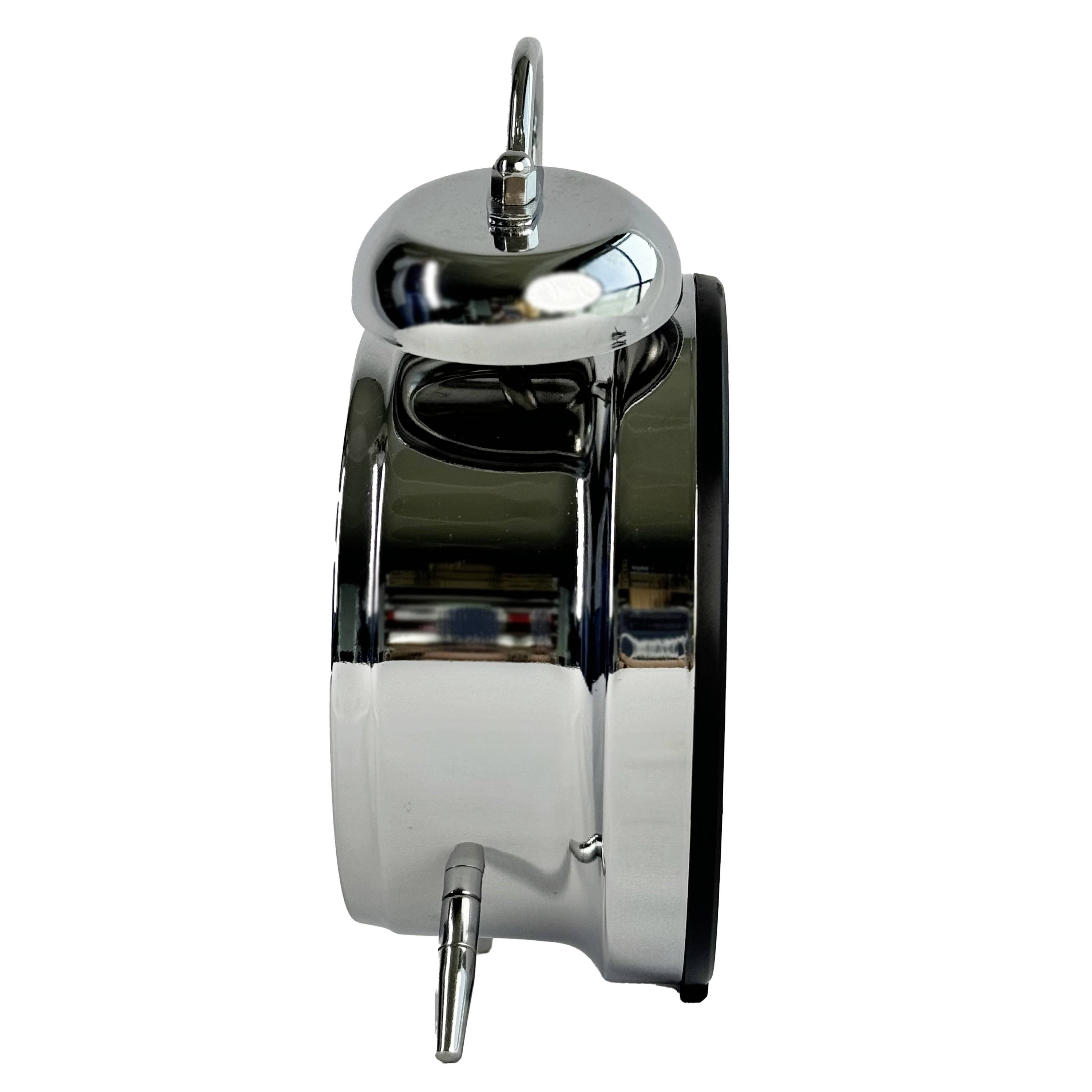 Chromowana, okrągła dzwonek stołowy widziany z boku, lśniący, z przyciskiem na górze.