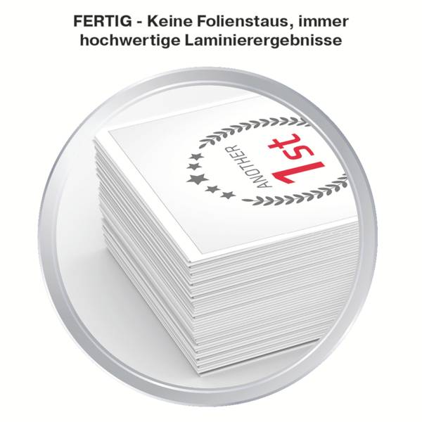 Stos laminowanych arkuszy z napisem 'ANOTHER 1st', otoczony wieńcem laurowym. Tekst: 'GOTOWE - Bez zacięć folii, zawsze wysokiej jakości rezultaty laminowania'.