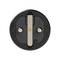 Zbliżenie okrągłej, czarnej wtyczki z dwoma okrągłymi stykami i płaską metalową obejmą pośrodku.