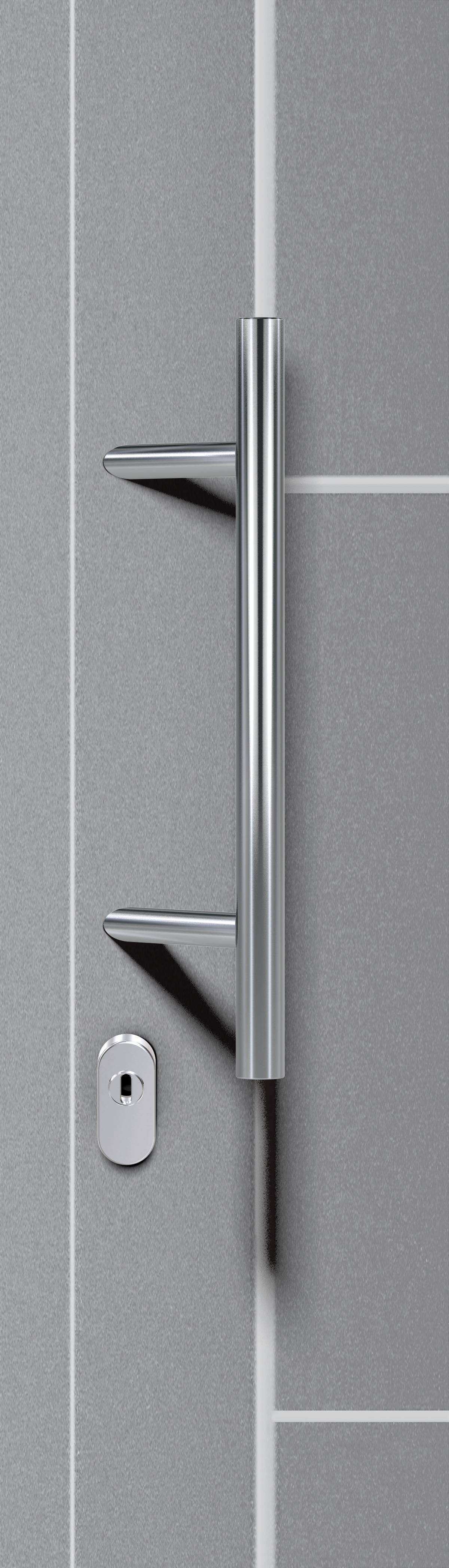 Szare drzwi z długim, pionowym, metalowym uchwytem i zamkiem poniżej niego.