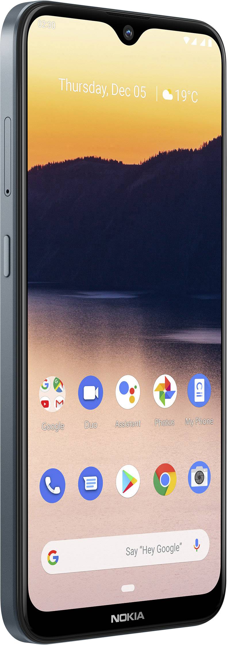 Smartfon z włączonym wyświetlaczem; pokazuje datę i godzinę, różne ikony aplikacji oraz informacje o pogodzie; w tle widać zachód słońca.