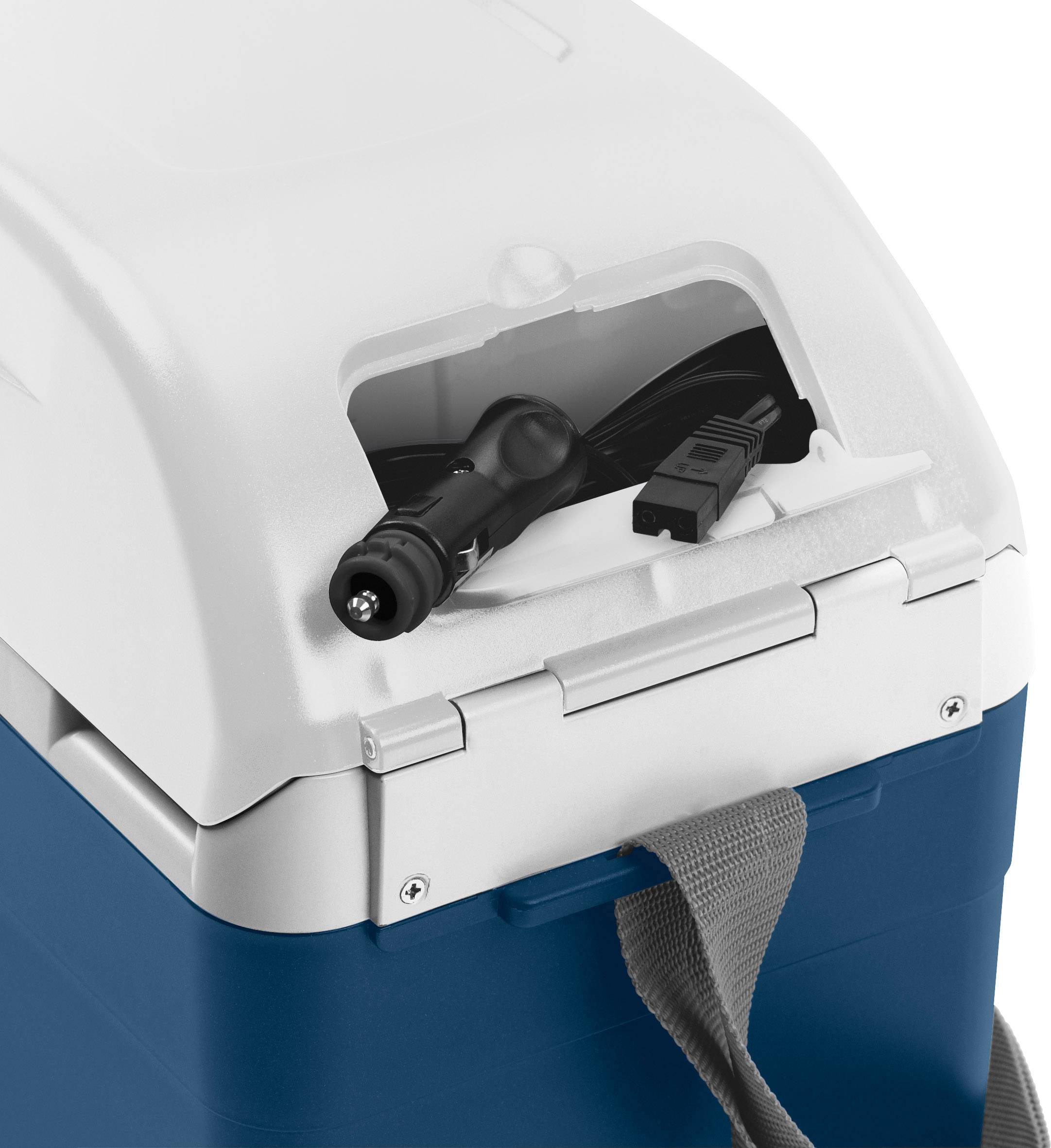 Widoczne podłączenie przewodu na niebieskiej lodówce turystycznej z szarym paskiem do noszenia na białej górnej powierzchni. Idealna do użytku w samochodzie.