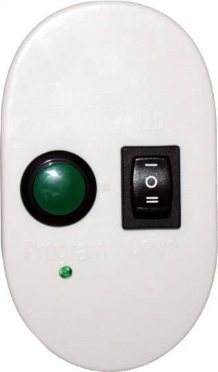 Owalny przełącznik z zielonym przyciskiem i przełącznikiem kołyskowym, opisany napisami 'Program', 'Up', 'Down'. Zielony przycisk znajduje się po lewej stronie.