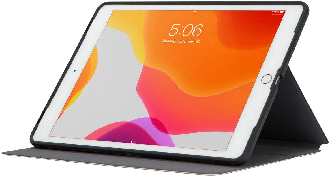 Tablet w czarnym etui z kolorowym tłem ekranu, na stronie głównej widoczna data i godzina.