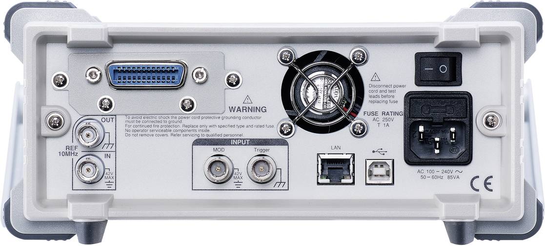 Tylna strona urządzenia elektronicznego z różnymi złączami i ostrzeżeniami. Zawiera złącze zasilania, uchwyt bezpiecznika oraz złącza audio/ostrzeżeń.