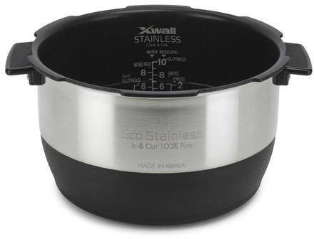 Stalowy garnek ze stalowej stali nierdzewnej z podziałką na wewnętrznej ściance do odmierzania płynów. Napis na garnku: 'Eco Stainless, Made in Korea'.