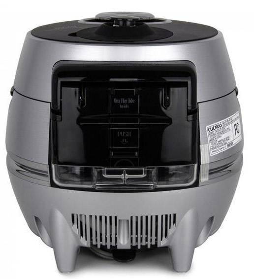 Srebrny wielofunkcyjny garnek. Widok z przodu z wyświetlaczem i panelem sterowania. Odpowiedni do różnych funkcji gotowania.