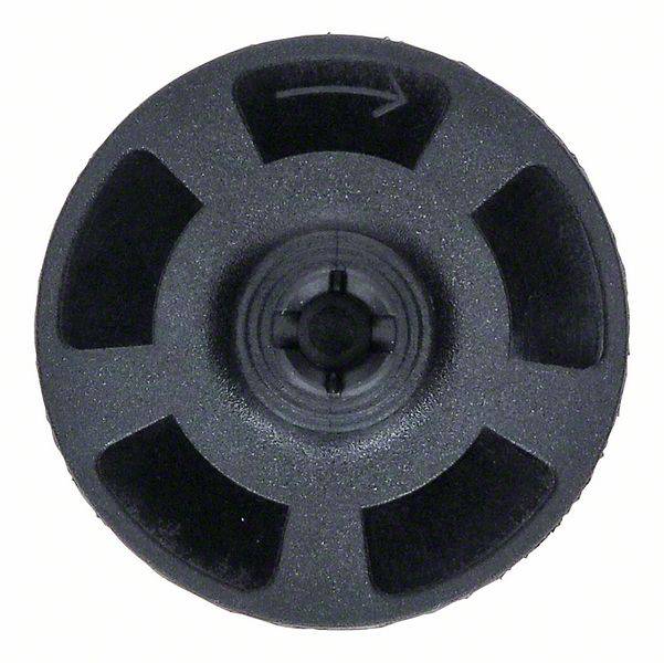 Czarna, okrągła pokrywa z centralnym otworem i pięcioma równomiernie rozmieszczonymi wycięciami. Strzałka wskazuje kierunek obrotu.