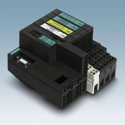 Urządzenie przemysłowe w kolorze czarnym z wieloma gniazdami i kolorowymi etykietami. Opracowane do elektronicznych systemów sterowania.