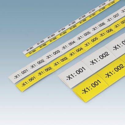 Kilka znaczników kablowych z kodami alfanumerycznymi na żółtym i białym tle służących do identyfikacji przewodów.