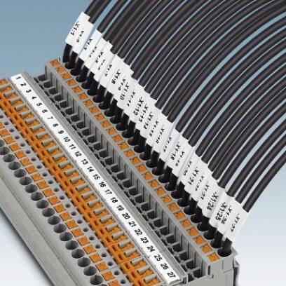 Wielobiegunowe złącze z ponumerowanymi kablami przyłączeniowymi, ułożonymi w sposób uporządkowany i oznakowany; prezentuje strukturę połączenia elektrycznego.