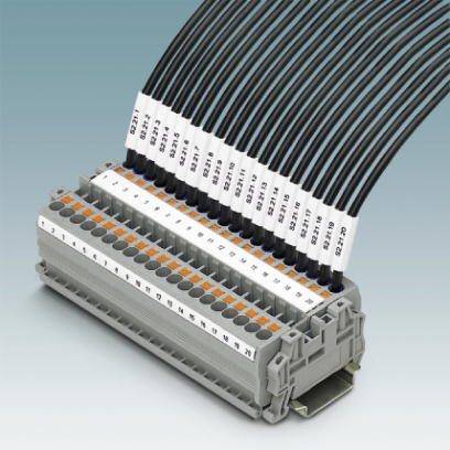 Listwa zaciskowa z wieloma podłączonymi kablami. Każdy kabel jest ponumerowany i oznaczony odpowiednim numerem przyłącza.