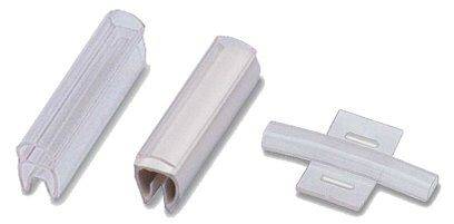 Trzy białe plastikowe kanały kablowe o różnych kształtach, służące do organizacji przewodów.