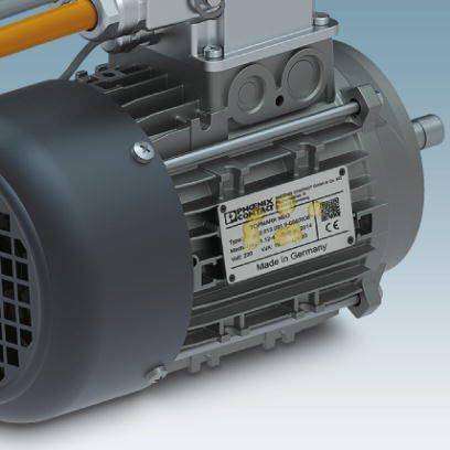 Elektryczny silnik w zbliżeniu z tabliczką znamionową, na której widnieje napis 'Made in Germany', prezentuje szczegóły techniczne i pochodzenie produktu.