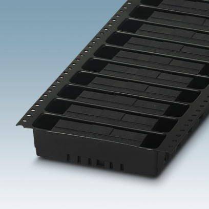 Czarne plastikowe pudełko z wieloma prostokątnymi przegródkami, przeznaczone do przechowywania lub transportu małych przedmiotów, na niebieskim tle.