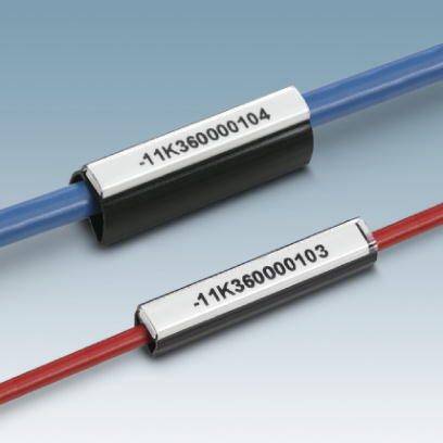 Dwa kolorowe kable, niebieski i czerwony, z podłużnymi płytkami metalowymi, na których umieszczono numery seryjne. Kable ułożone są równolegle względem siebie.