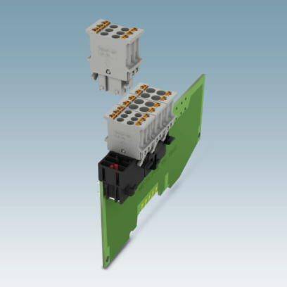 System modułowy złącz nad zieloną płytką drukowaną, przedstawiony w widoku rozstrzelonym. Górny moduł unosi się nad dolną częścią.