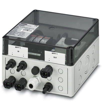 Prostokątna, przezroczysta skrzynka elektryczna z wieloma złączami i przełącznikami. Oznaczona napisami 'MPPT1 WE' i 'MPPT1 WY'.