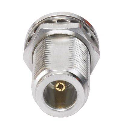 Metalowy wtyk koncentryczny w zbliżeniu. Widoczny jest gwint wewnętrzny i centralny punkt styku.