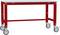Czerwony stół roboczy na kółkach, z solidną metalową ramą, odpowiedni do warsztatu lub garażu.