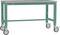 Zielony stół warsztatowy na kółkach z czterema rolkami, idealny do elastycznego użycia w warsztatach.