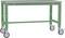 Zielony stół roboczy z metalu z czterema kółkami przy nogach, odpowiedni do warsztatów lub garaży.