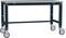 Stół warsztatowy z metalową ramą osadzony na czterech obrotowych kółkach, odpowiedni do elastycznego użycia w warsztatach lub laboratoriach.