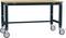 Stół roboczy z ramą metalową, powierzchnią drewnianą i czterema kółkami, odpowiedni do warsztatów i elastycznych przestrzeni roboczych.