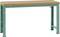 Prosty, solidny stół roboczy z drewnianym blatem i zielonym metalowym stelażem, odpowiedni do warsztatów lub środowisk przemysłowych.